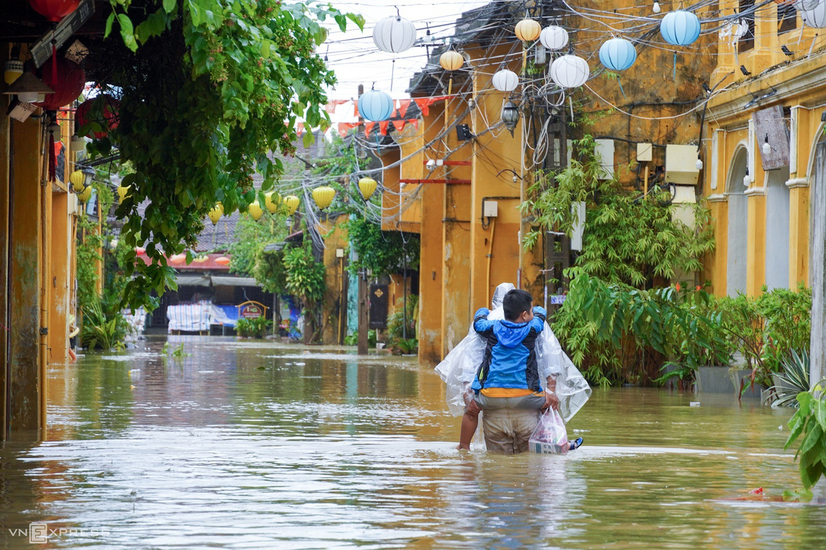 Boat rides around Hoi An ancient town in flood season Boat rides around Hoi An ancient town in flood season